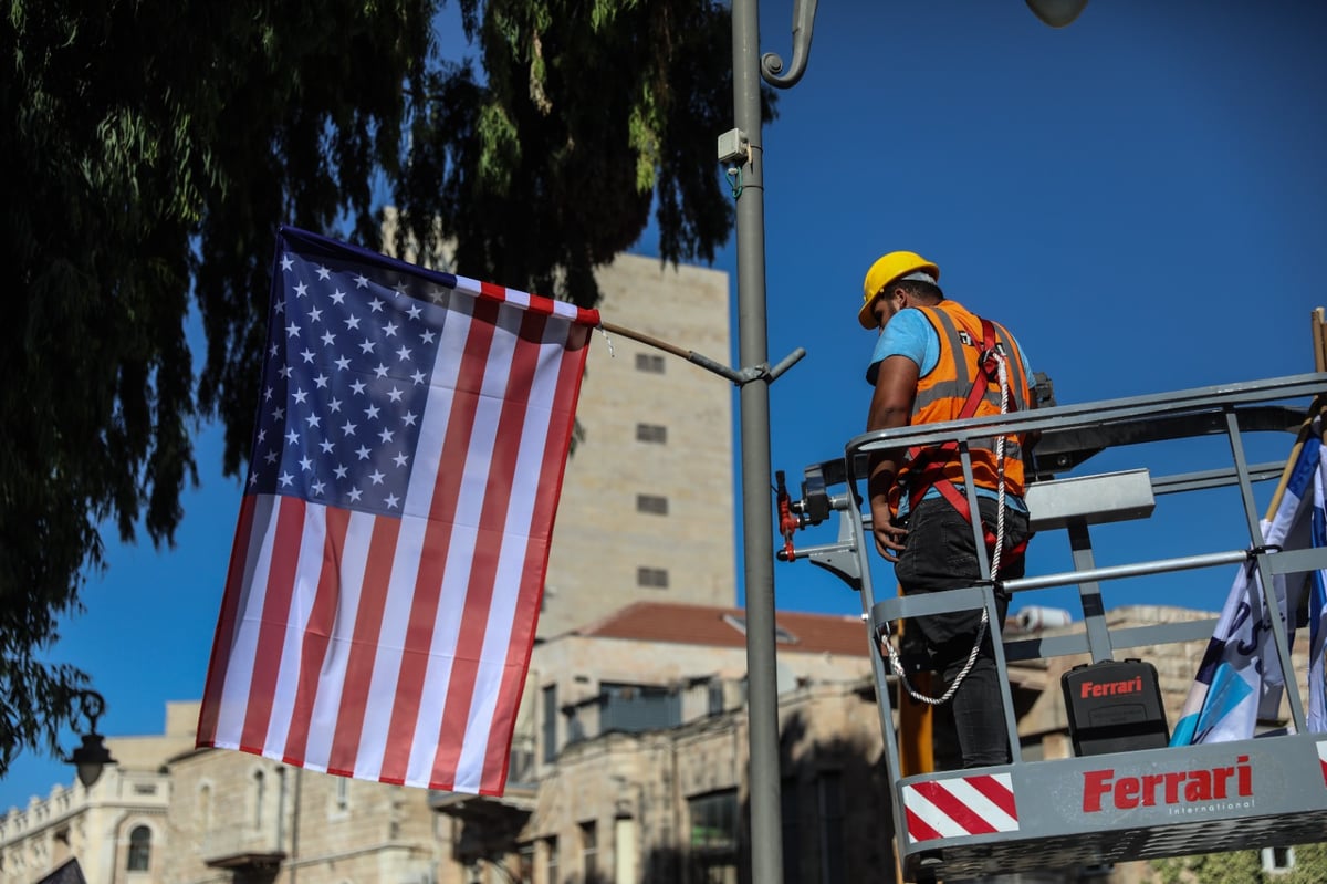 דגלים בארץ, מסוקים באוויר; ירושלים נערכת לביקור נשיא ארה"ב