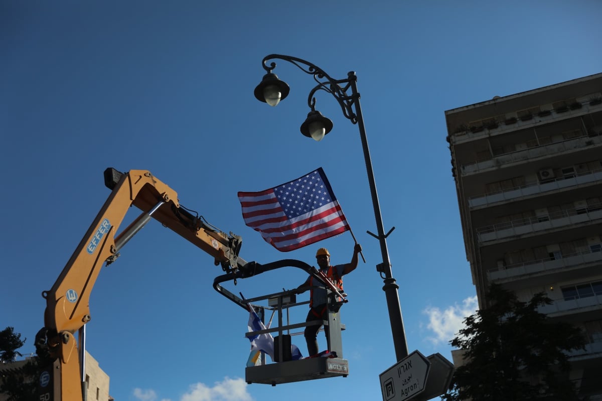 דגלים בארץ, מסוקים באוויר; ירושלים נערכת לביקור נשיא ארה"ב