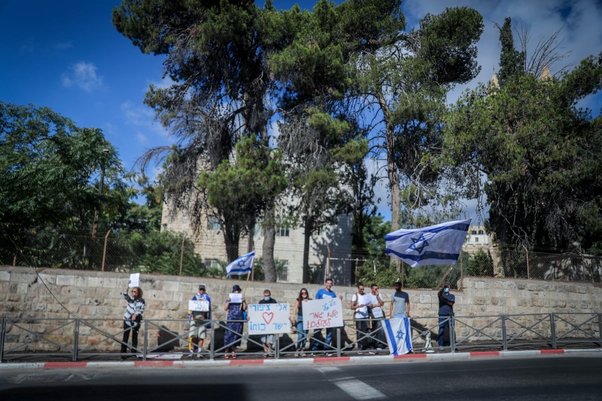 הפגנה מחוץ לבית המשפט, היום