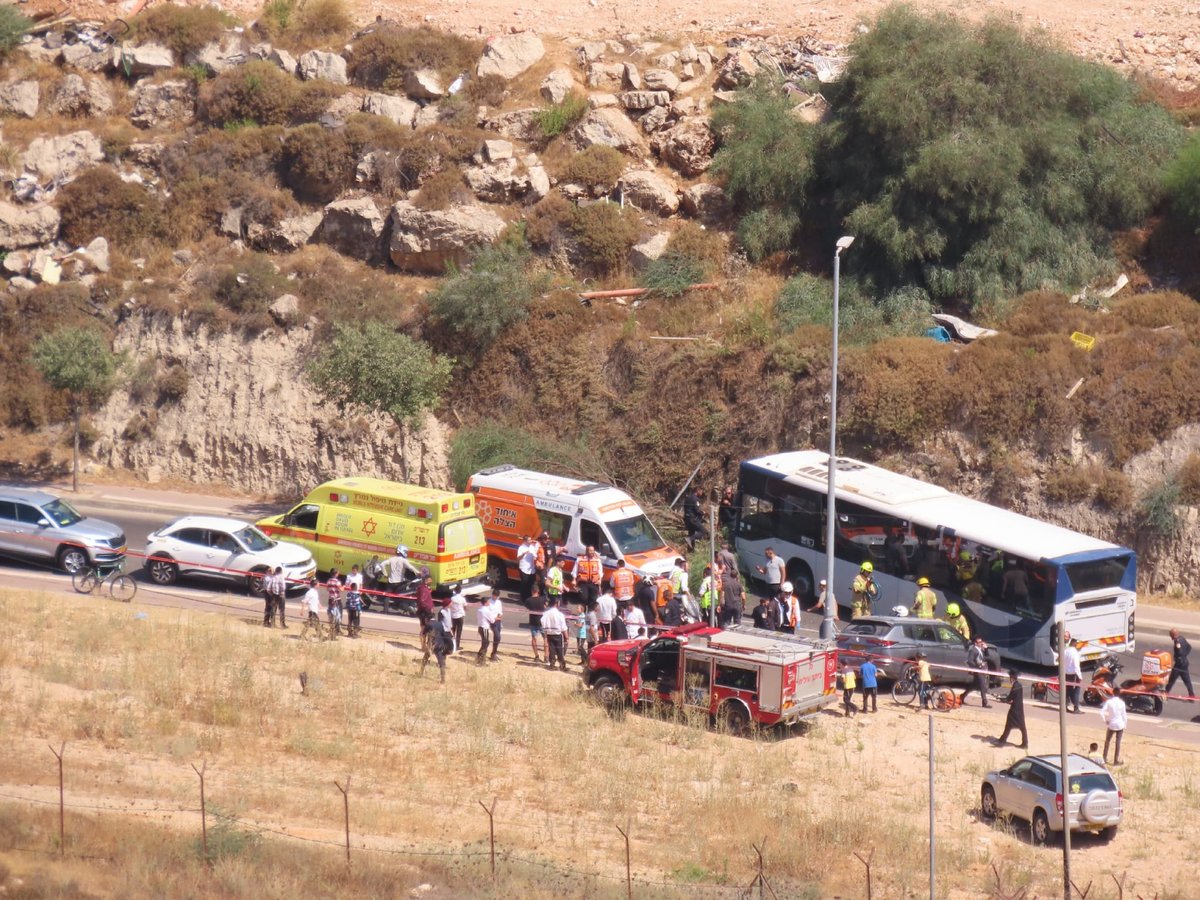 אוטובוס התנגש ברכב בביתר: מספר פצועים קל, אישה נלכדה