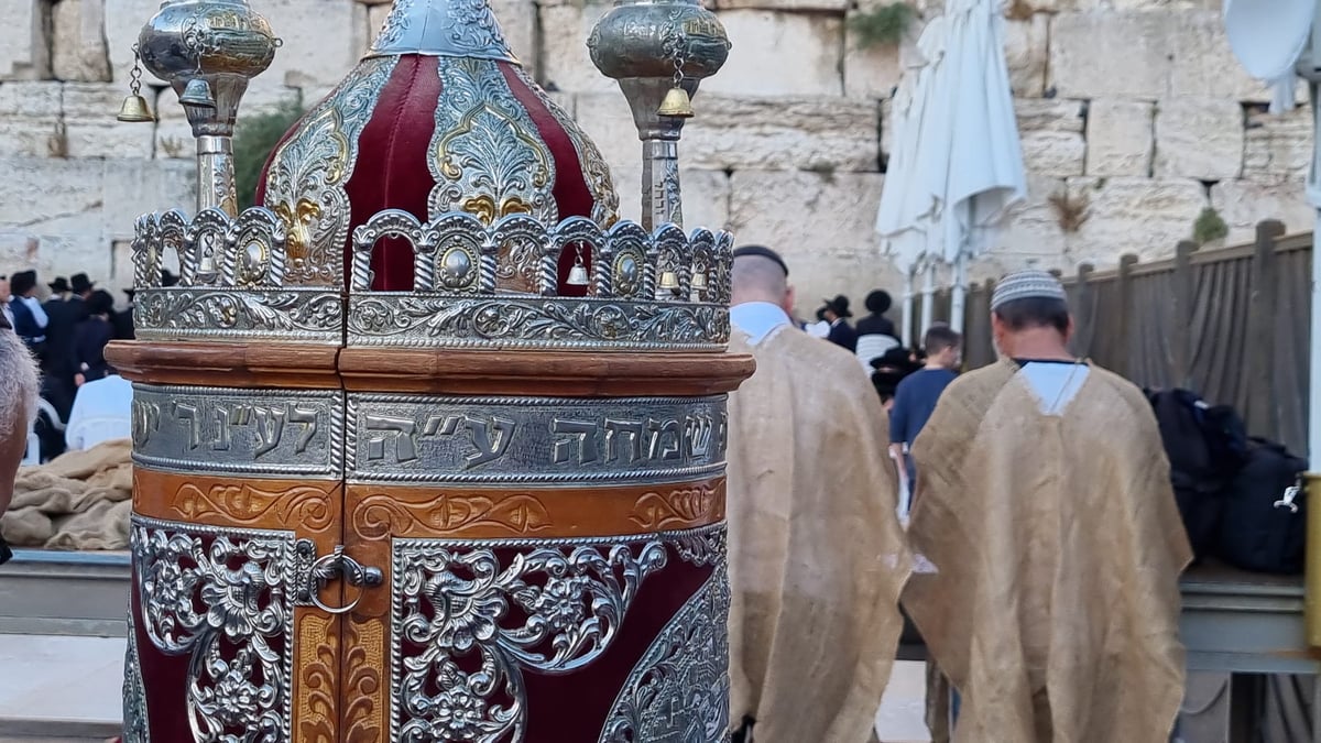 צאת הצום ברחבת הכותל המערבי • תיעוד