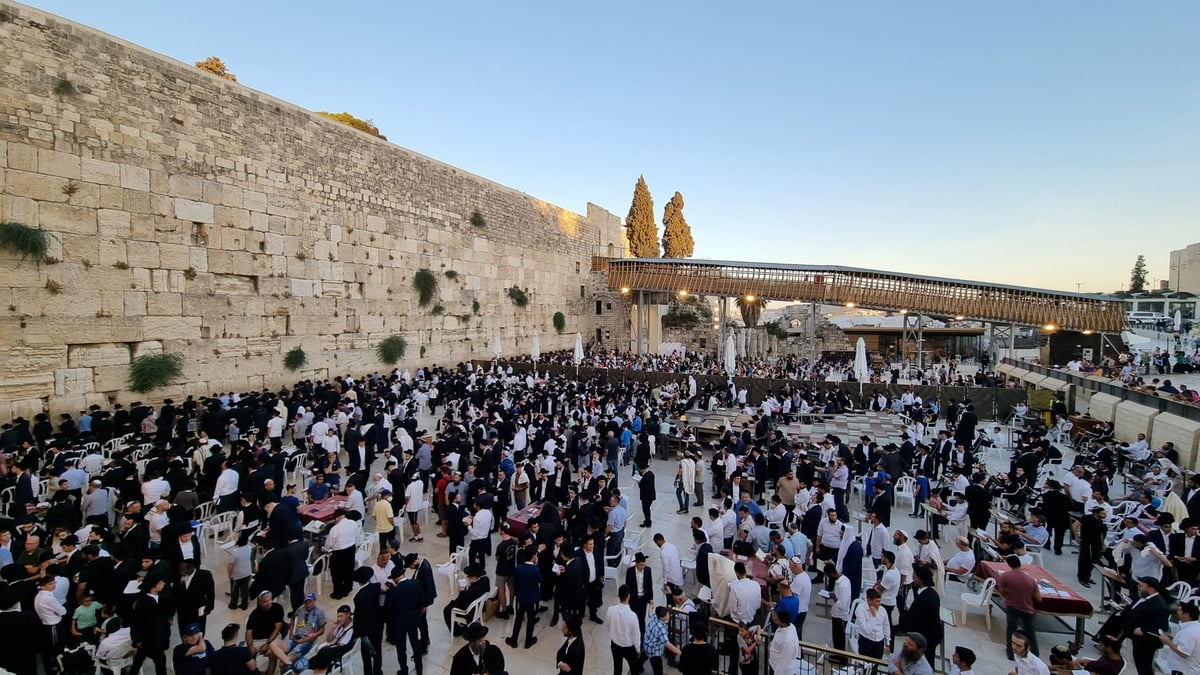 צאת הצום ברחבת הכותל המערבי • תיעוד