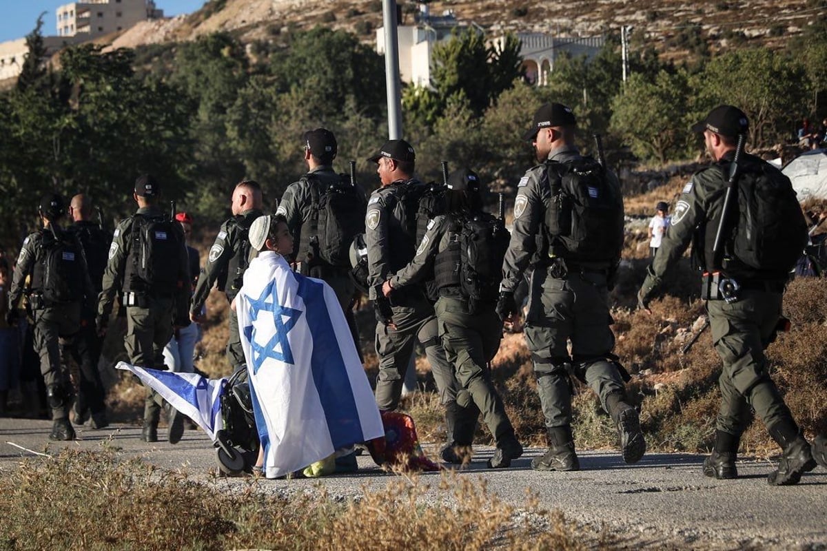 תמונת השבוע: ילד אחד מול השוטרים