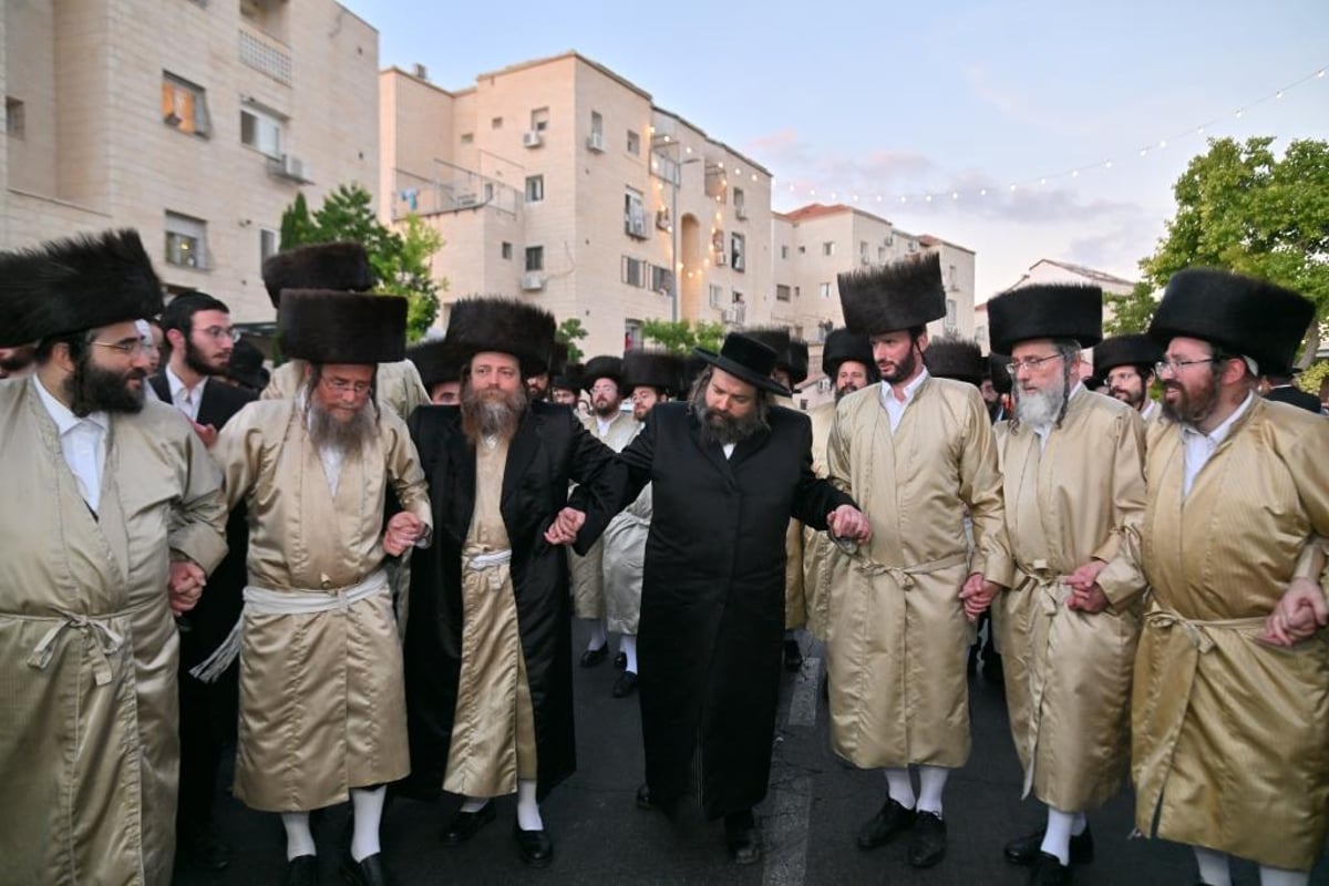 חסידי תוא"י בביתר חגגו הכנסת ספר תורה