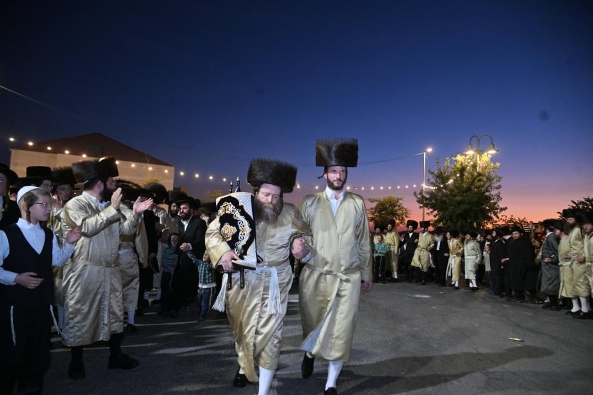 חסידי תוא"י בביתר חגגו הכנסת ספר תורה