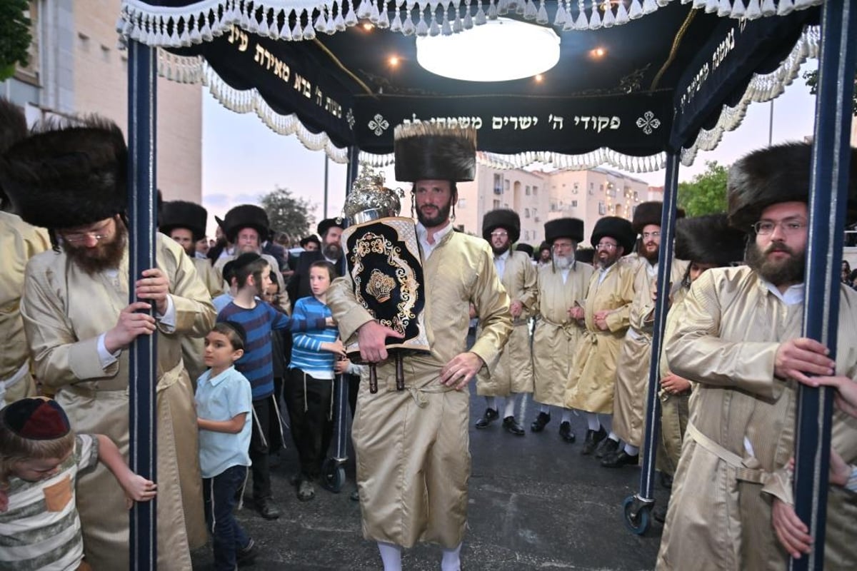 חסידי תוא"י בביתר חגגו הכנסת ספר תורה