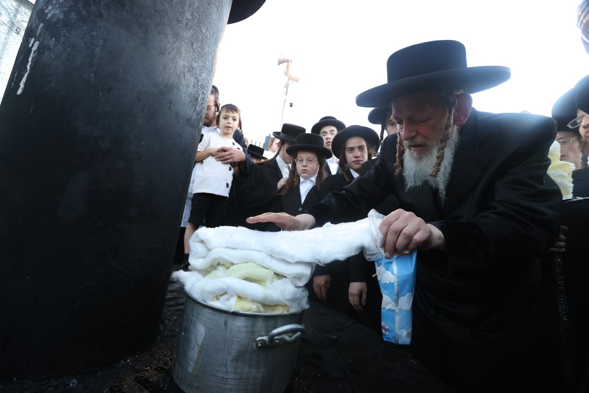 הרבי מספינקא י-ם עלה למירון וערך 'טיש'