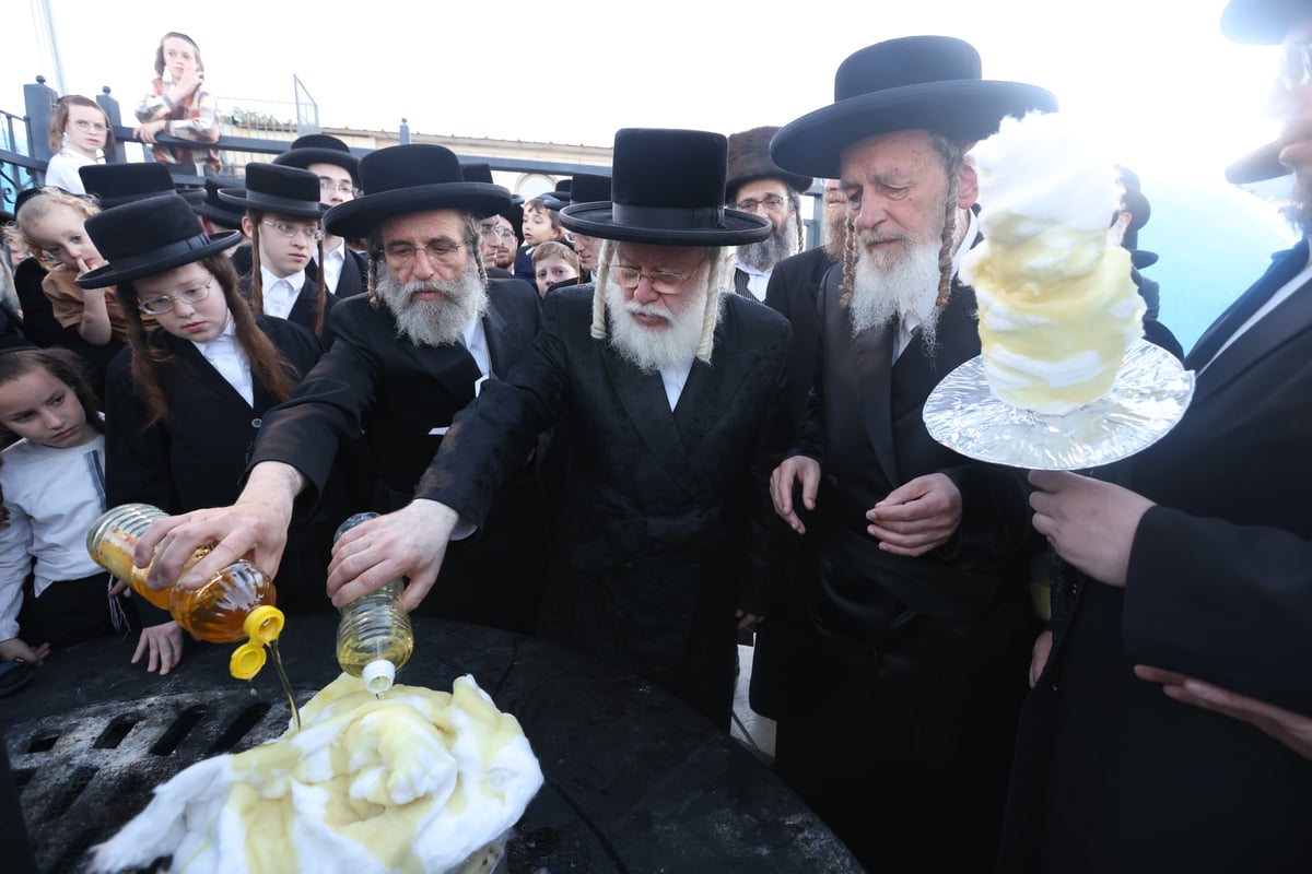 הרבי מספינקא י-ם עלה למירון וערך 'טיש'