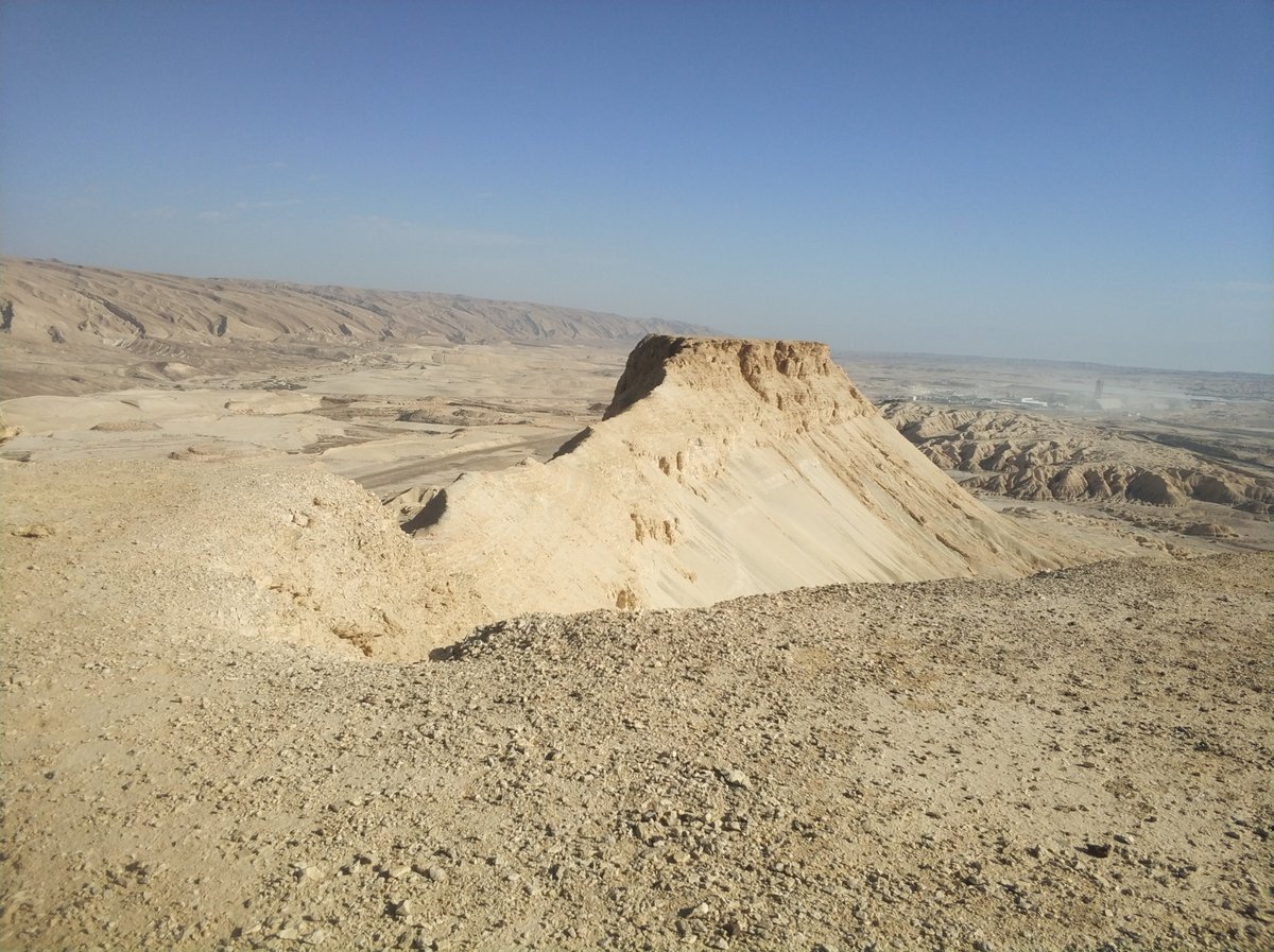 הר צין בנגב שלפי דברי הג"ר אורי הולצמן הוא "הֹר "הָהָר" שבראשו נפטר אהרן הכהן שמתאים לתאורי חז"ל "תפוח על גבי הר"