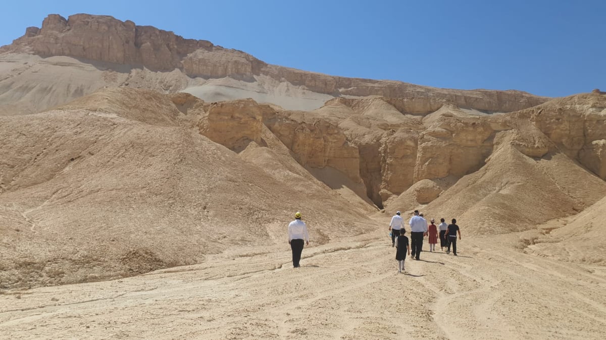 היום א' באב ה'תשפ"ב עלתה קבוצת מתפללים להר ההר - 'הר צין' - קבר אהרן הכהן כפי שהוכיח הרב אורי הולצמן להתפלל על צרכי הפרט והכלל