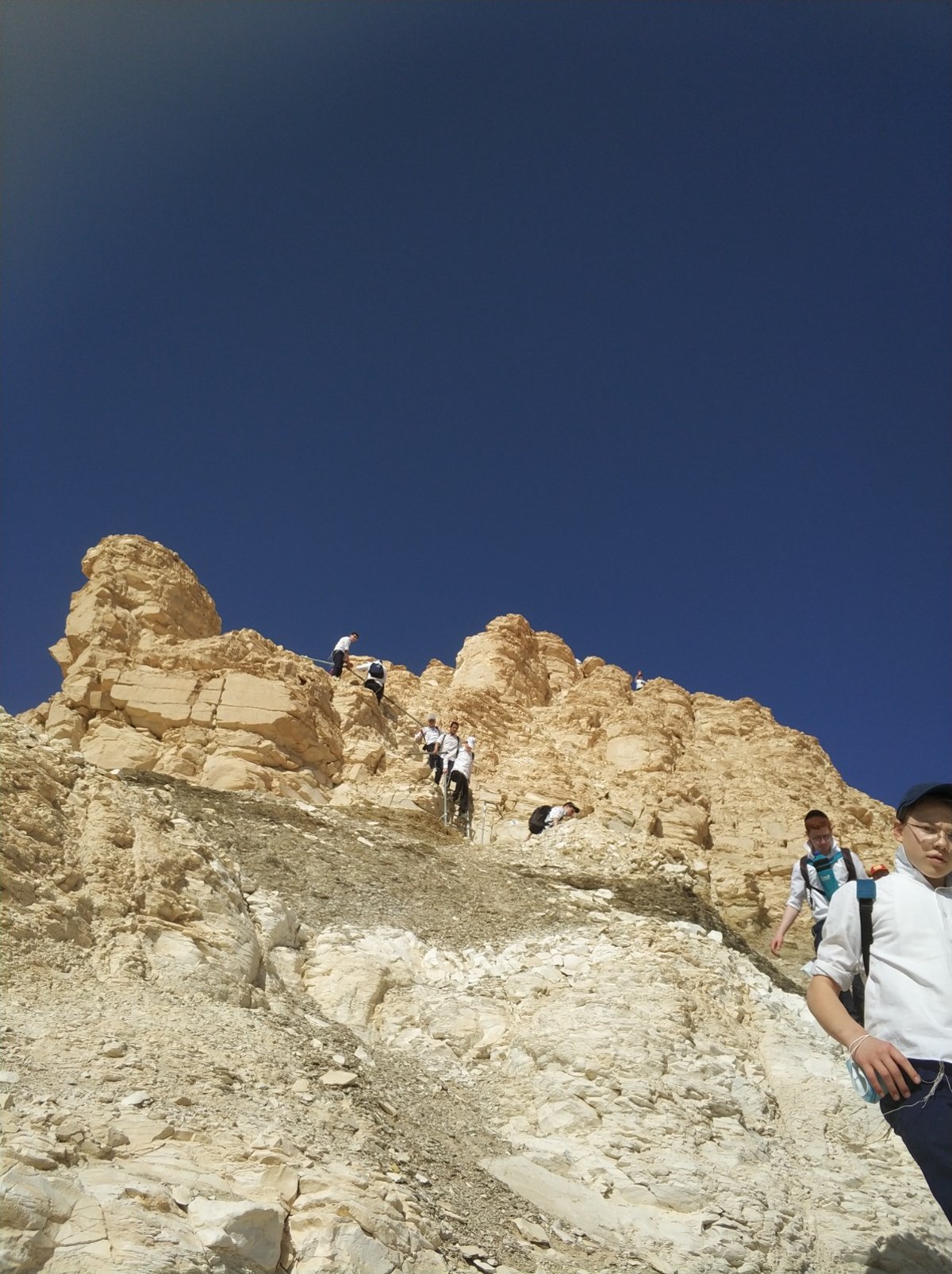 הר צין בנגב שלפי דברי הג"ר אורי הולצמן הוא "הֹר "הָהָר" שבראשו נפטר אהרן הכהן שמתאים לתאורי חז"ל "תפוח על גבי הר"