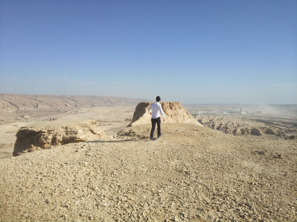 הר צין בנגב שלפי דברי הג"ר אורי הולצמן הוא "הֹר "הָהָר" שבראשו נפטר אהרן הכהן שמתאים לתאורי חז"ל "תפוח על גבי הר"