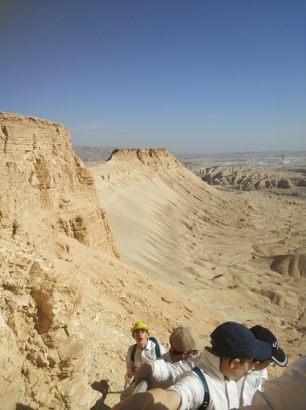 הר צין בנגב שלפי דברי הג"ר אורי הולצמן הוא "הֹר "הָהָר" שבראשו נפטר אהרן הכהן שמתאים לתאורי חז"ל "תפוח על גבי הר"