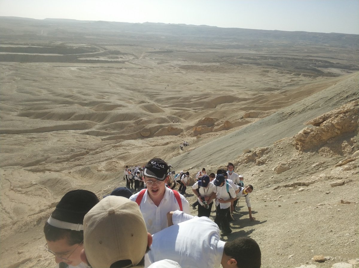 הר צין בנגב שלפי דברי הג"ר אורי הולצמן הוא "הֹר "הָהָר" שבראשו נפטר אהרן הכהן שמתאים לתאורי חז"ל "תפוח על גבי הר"