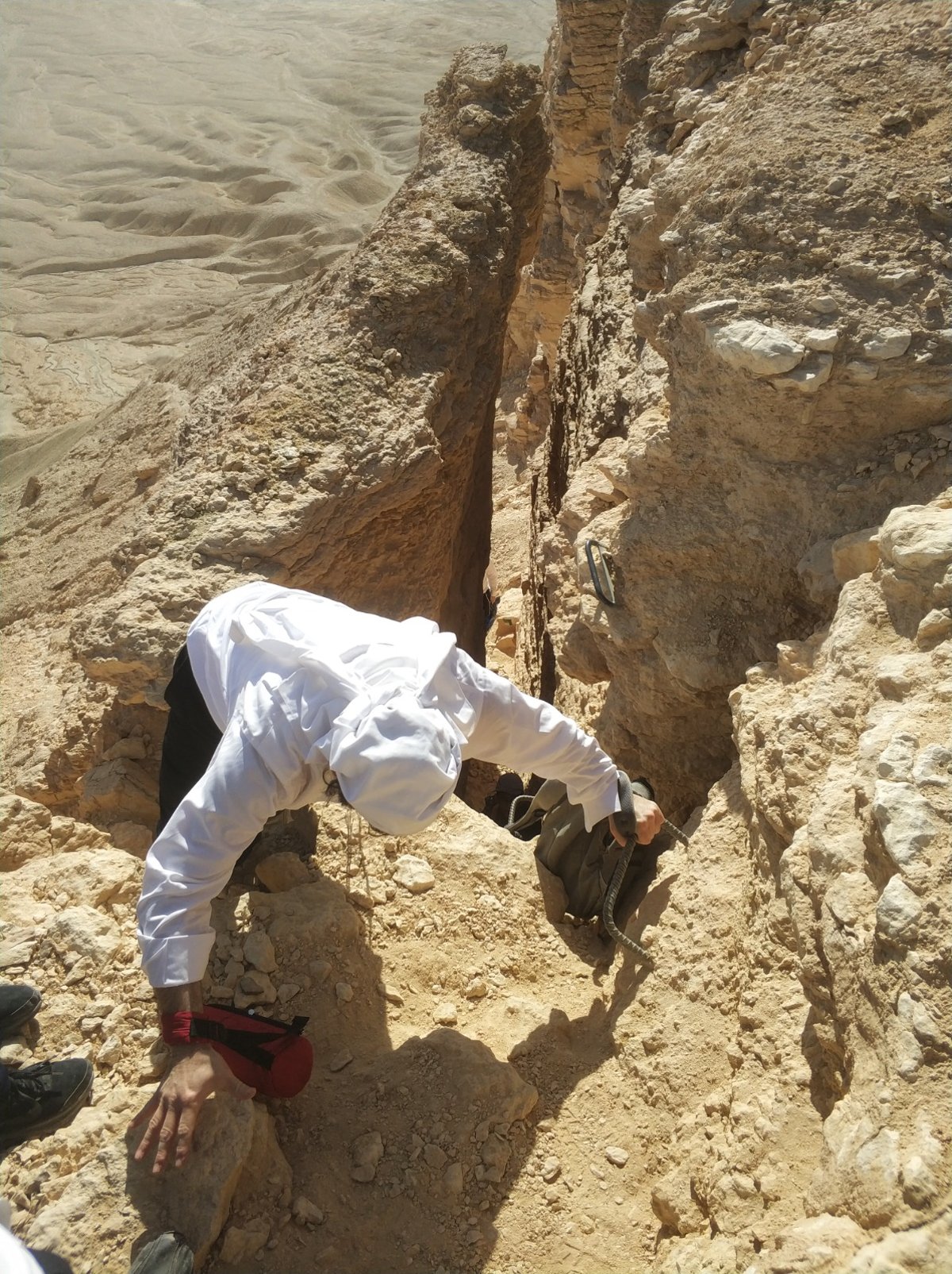 הר צין בנגב שלפי דברי הג"ר אורי הולצמן הוא "הֹר "הָהָר" שבראשו נפטר אהרן הכהן שמתאים לתאורי חז"ל "תפוח על גבי הר"