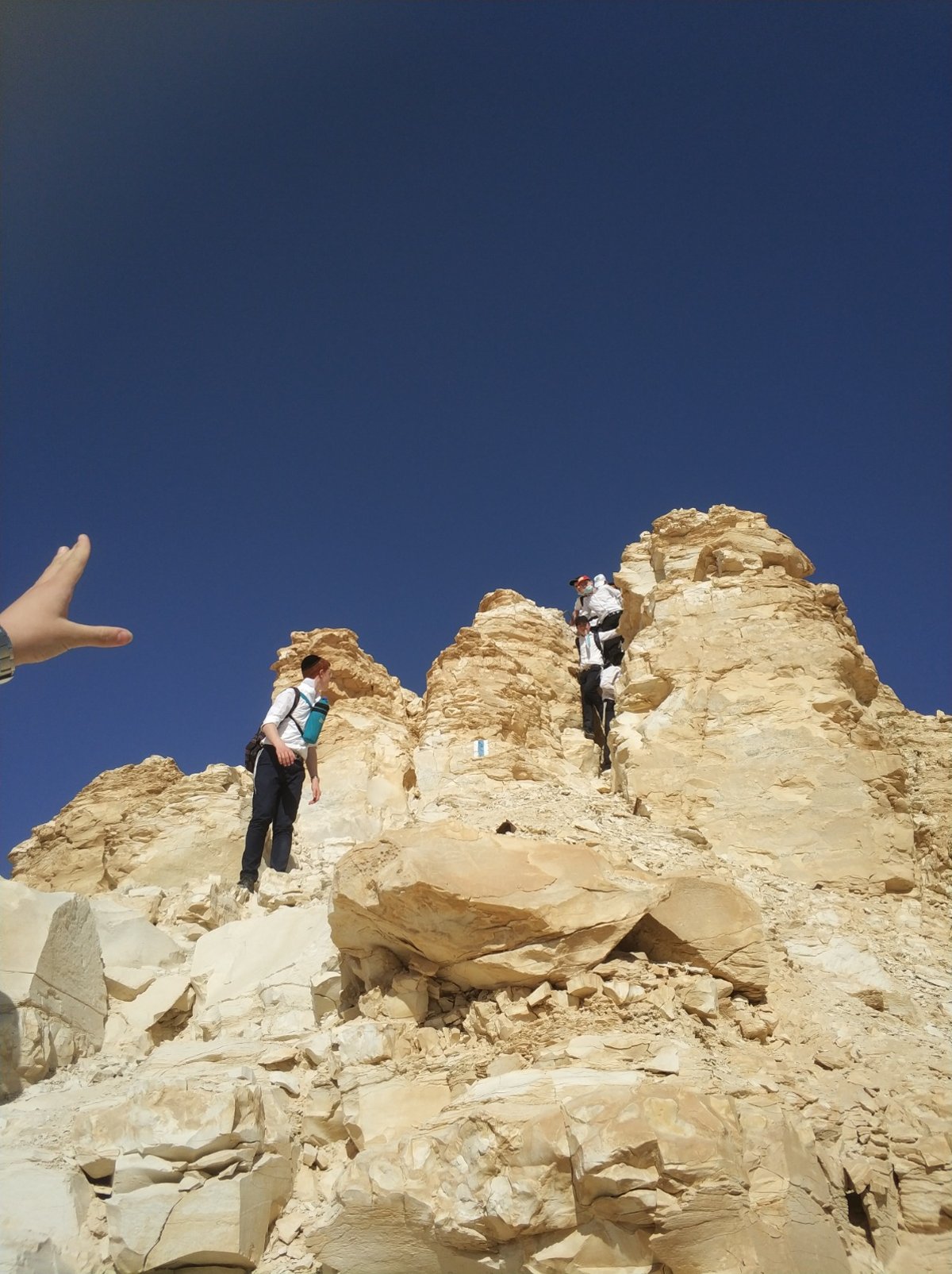 הר צין בנגב שלפי דברי הג"ר אורי הולצמן הוא "הֹר "הָהָר" שבראשו נפטר אהרן הכהן שמתאים לתאורי חז"ל "תפוח על גבי הר"