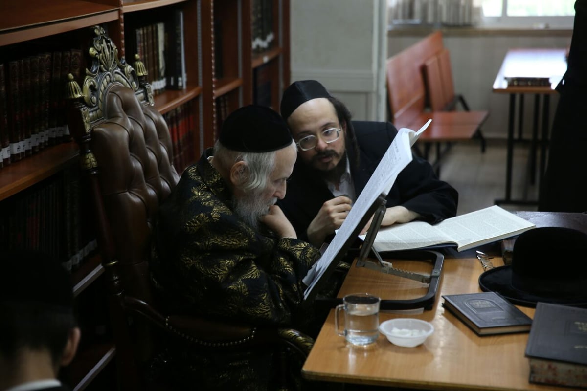 עשרות שנות תורה: תיעוד מחייו של הגאב"ד