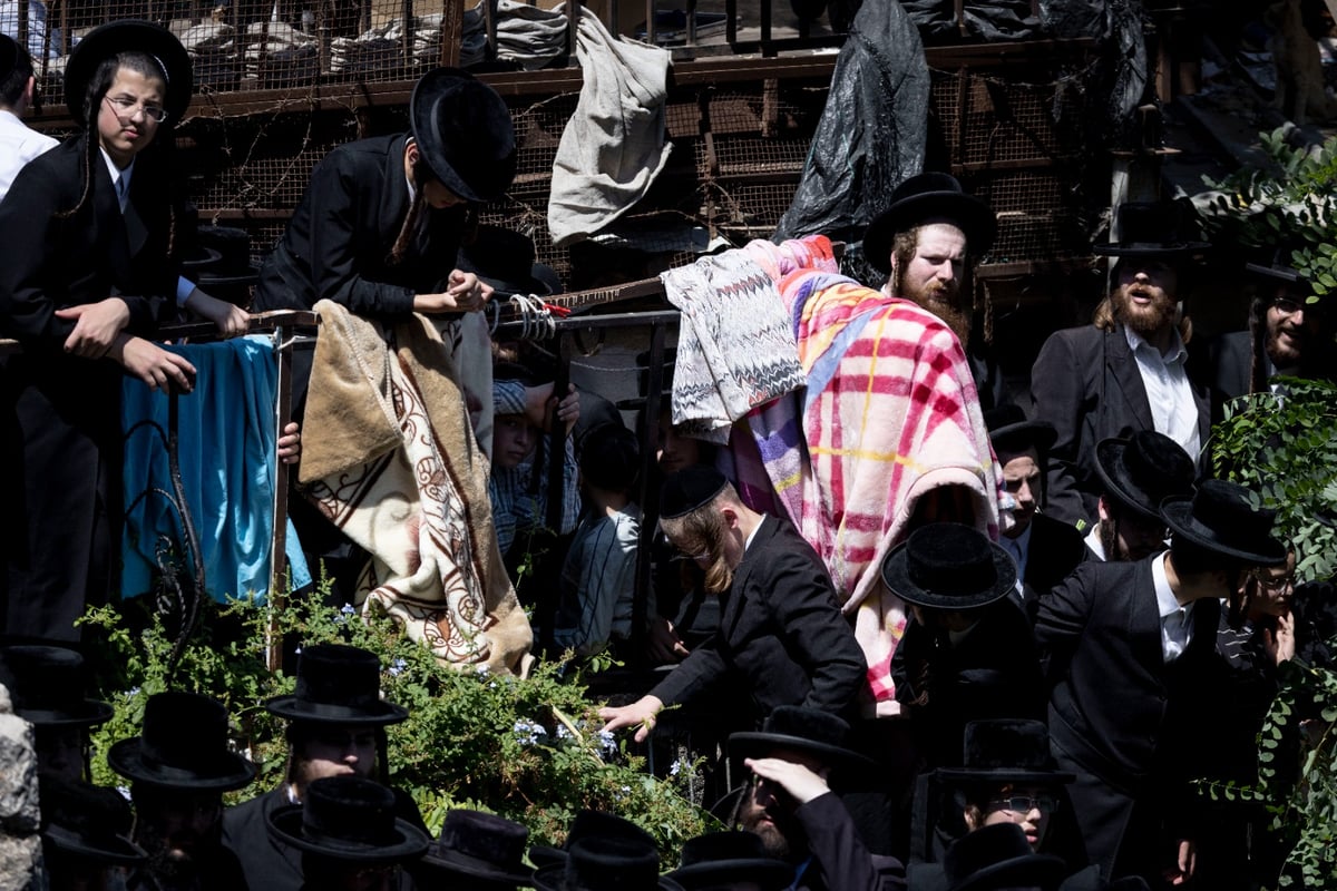 מאה שערים נצבעה שחור: הלווייתו של גאב"ד 'העדה' • תיעוד