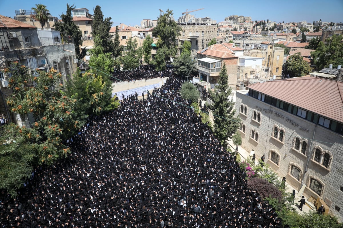 מאה שערים נצבעה שחור: הלווייתו של גאב"ד 'העדה' • תיעוד