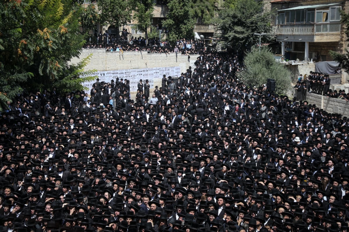 מאה שערים נצבעה שחור: הלווייתו של גאב"ד 'העדה' • תיעוד