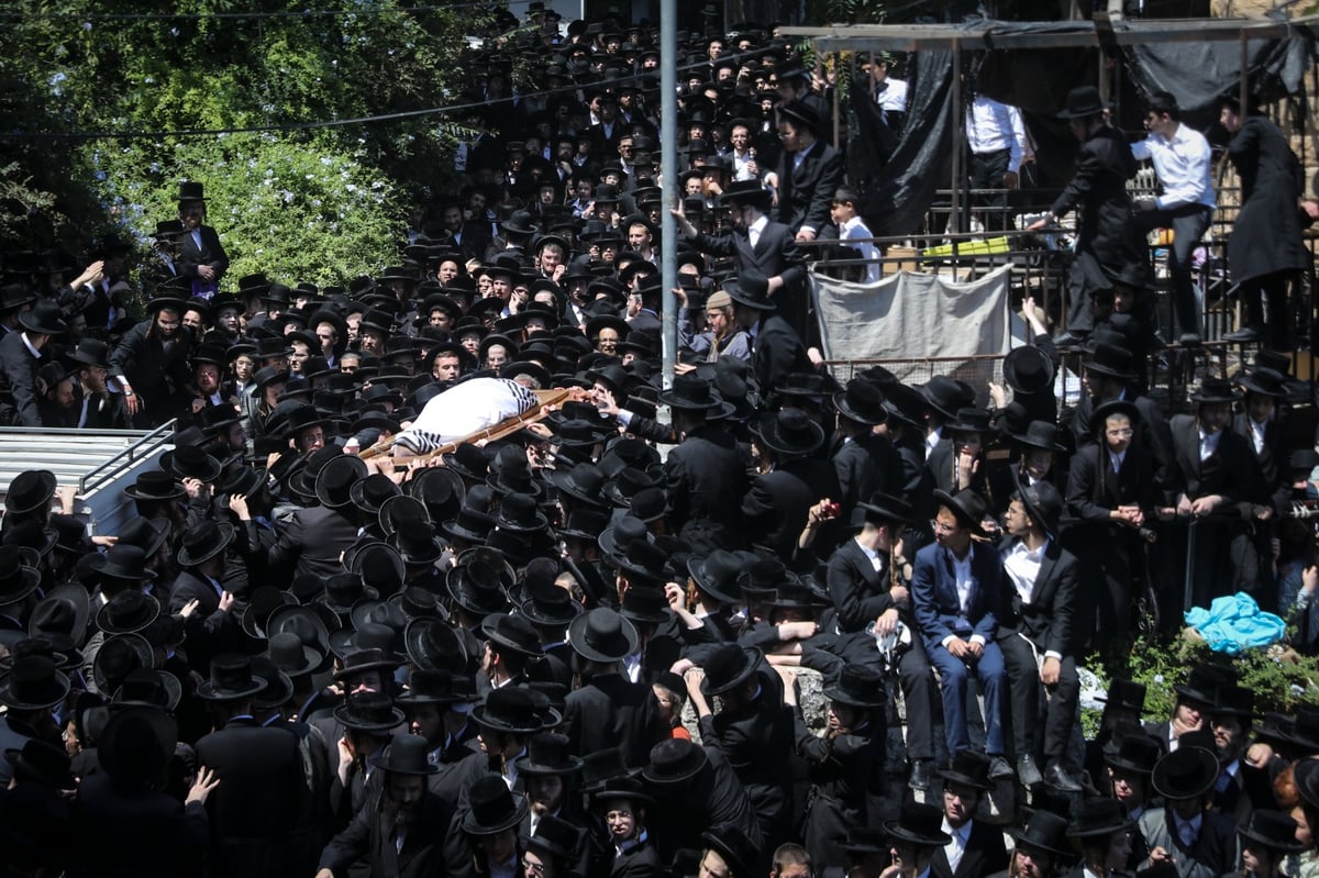 מאה שערים נצבעה שחור: הלווייתו של גאב"ד 'העדה' • תיעוד