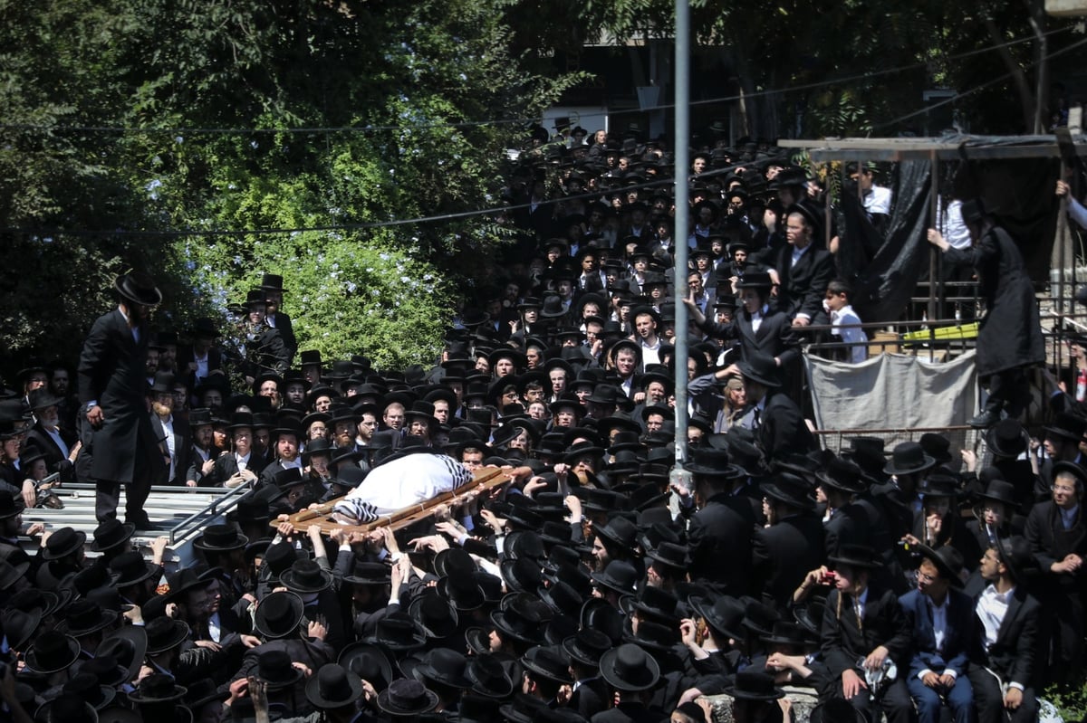 מאה שערים נצבעה שחור: הלווייתו של גאב"ד 'העדה' • תיעוד