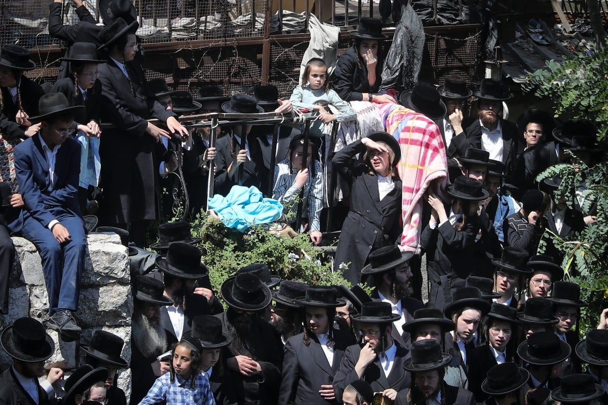 מאה שערים נצבעה שחור: הלווייתו של גאב"ד 'העדה' • תיעוד