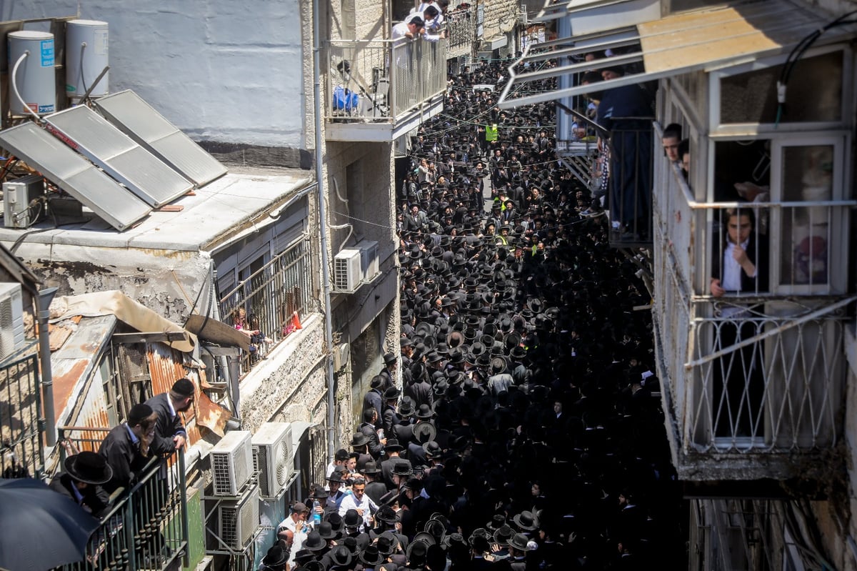 מאה שערים נצבעה שחור: הלווייתו של גאב"ד 'העדה' • תיעוד