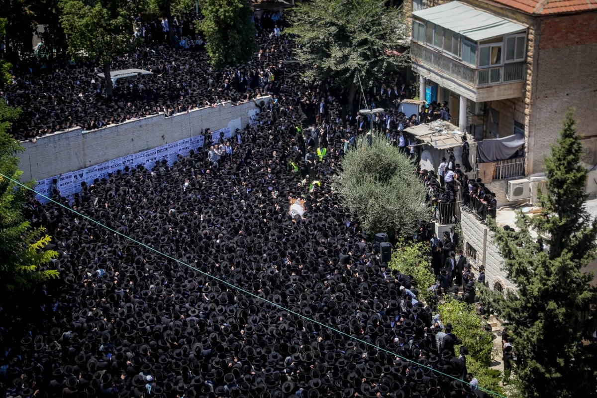 מאה שערים נצבעה שחור: הלווייתו של גאב"ד 'העדה' • תיעוד