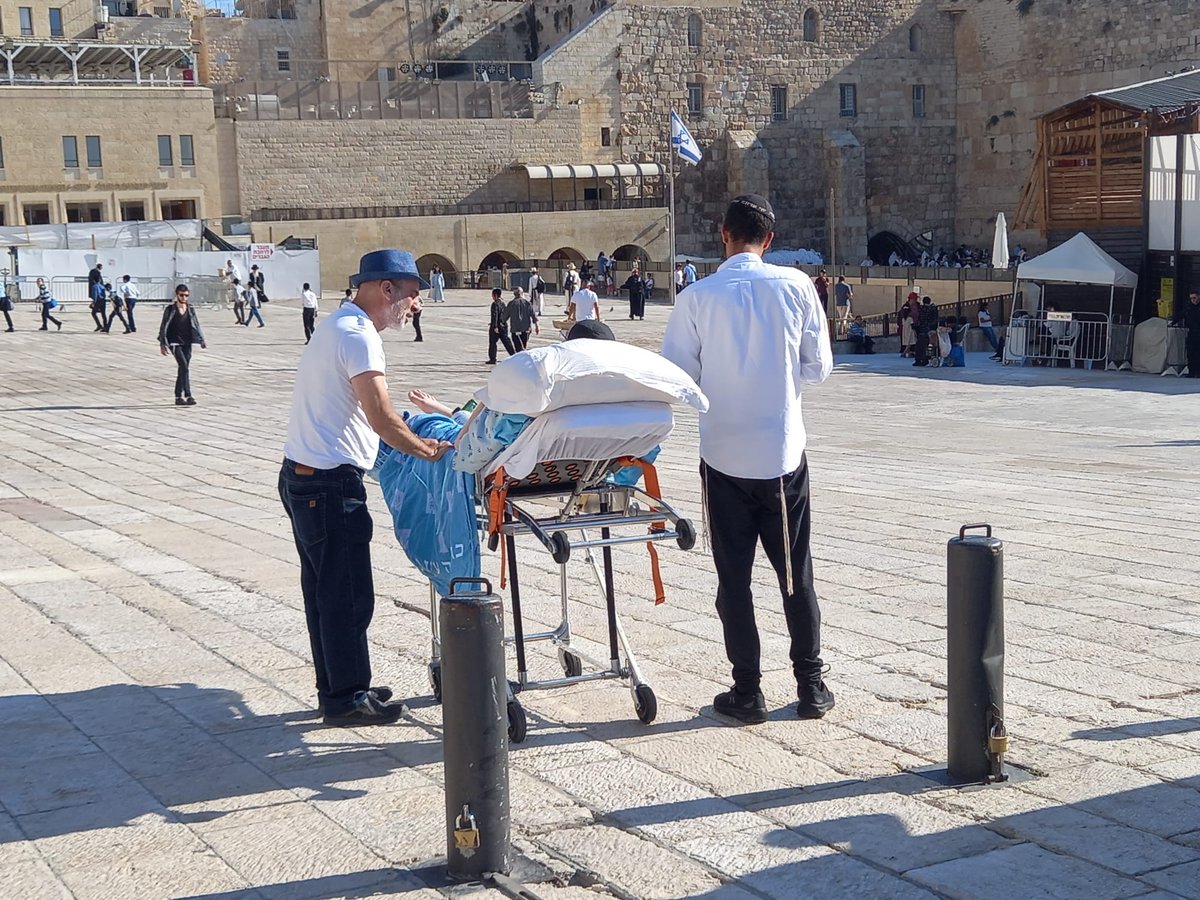 האברך החולה הובא לתפילה בכותל המערבי ובקבר רחל • צפו