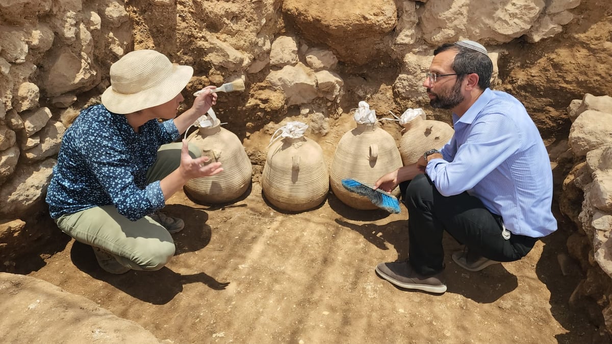 אוצר מתחת לרצפה; 5 קנקנים בני 2,000 שנים