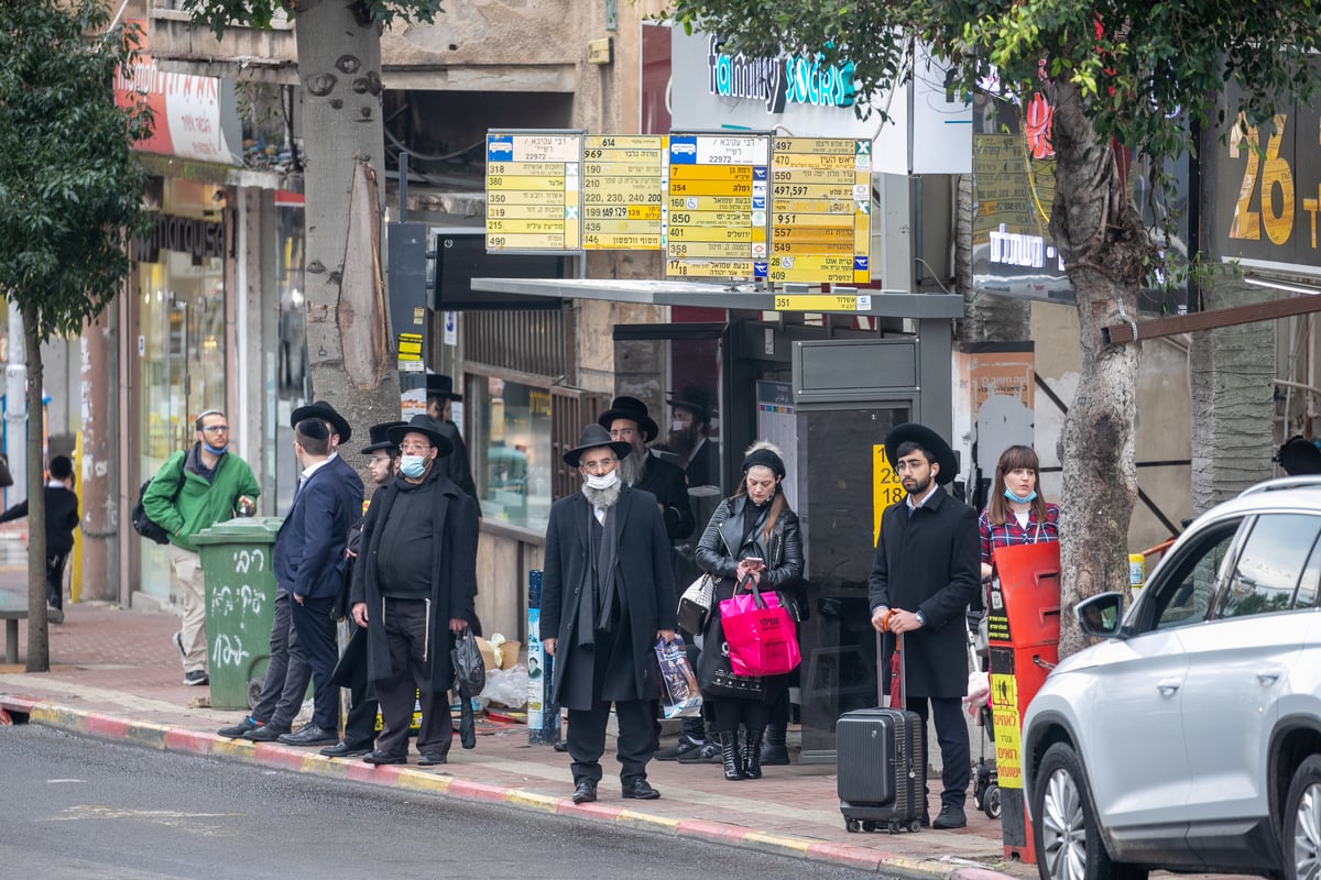 מחכים לאוטובוס, בבני ברק