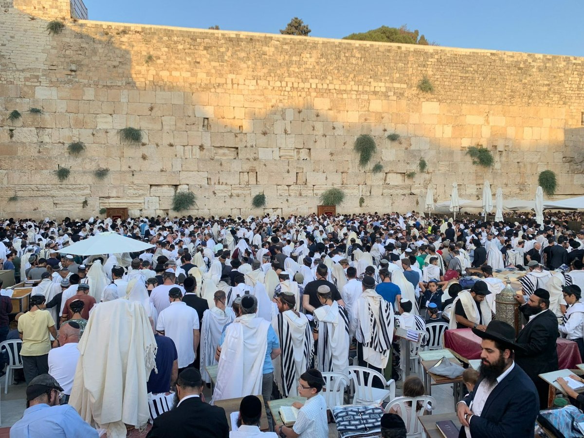 השירה המרגשת במוצאי תשעה באב בכותל • צפו