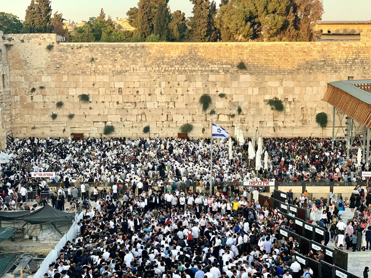 השירה המרגשת במוצאי תשעה באב בכותל • צפו