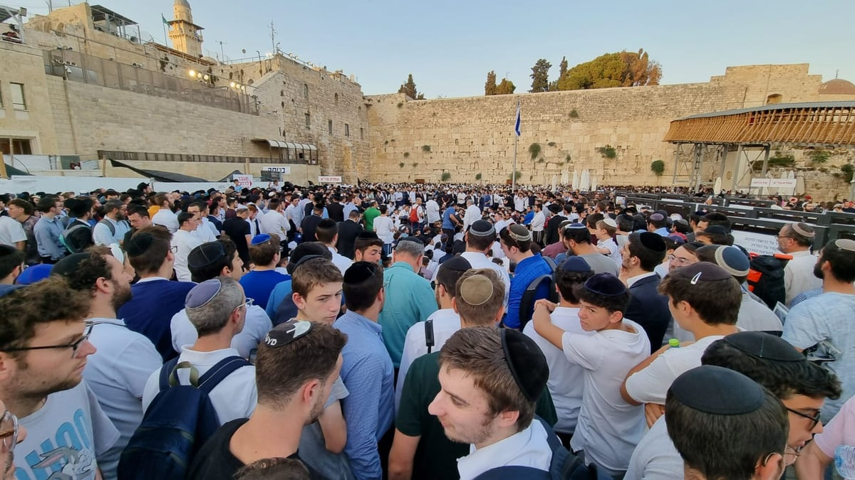 השירה המרגשת במוצאי תשעה באב בכותל • צפו