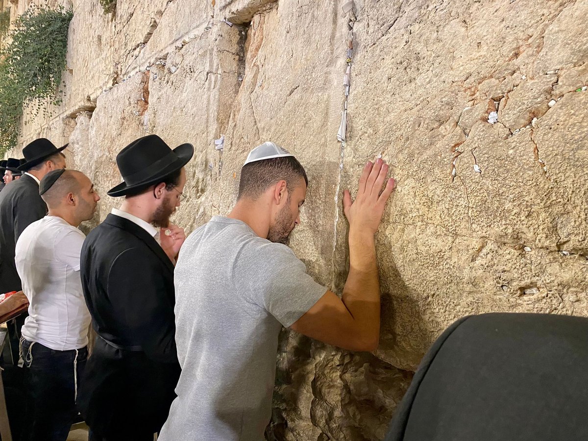 ערב תשעה באב: השחקן הישראלי התפלל בכותל