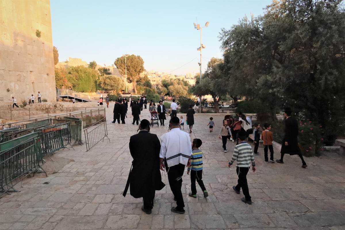 תיעוד: תשעה באב במערת המכפלה