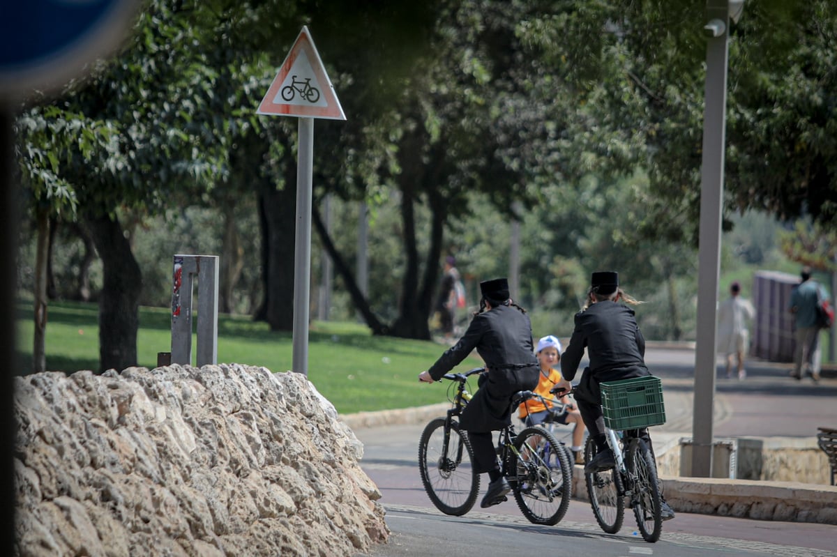 חיים גולדברג תיעד את המבקרים החרדים ב'אקווריום'