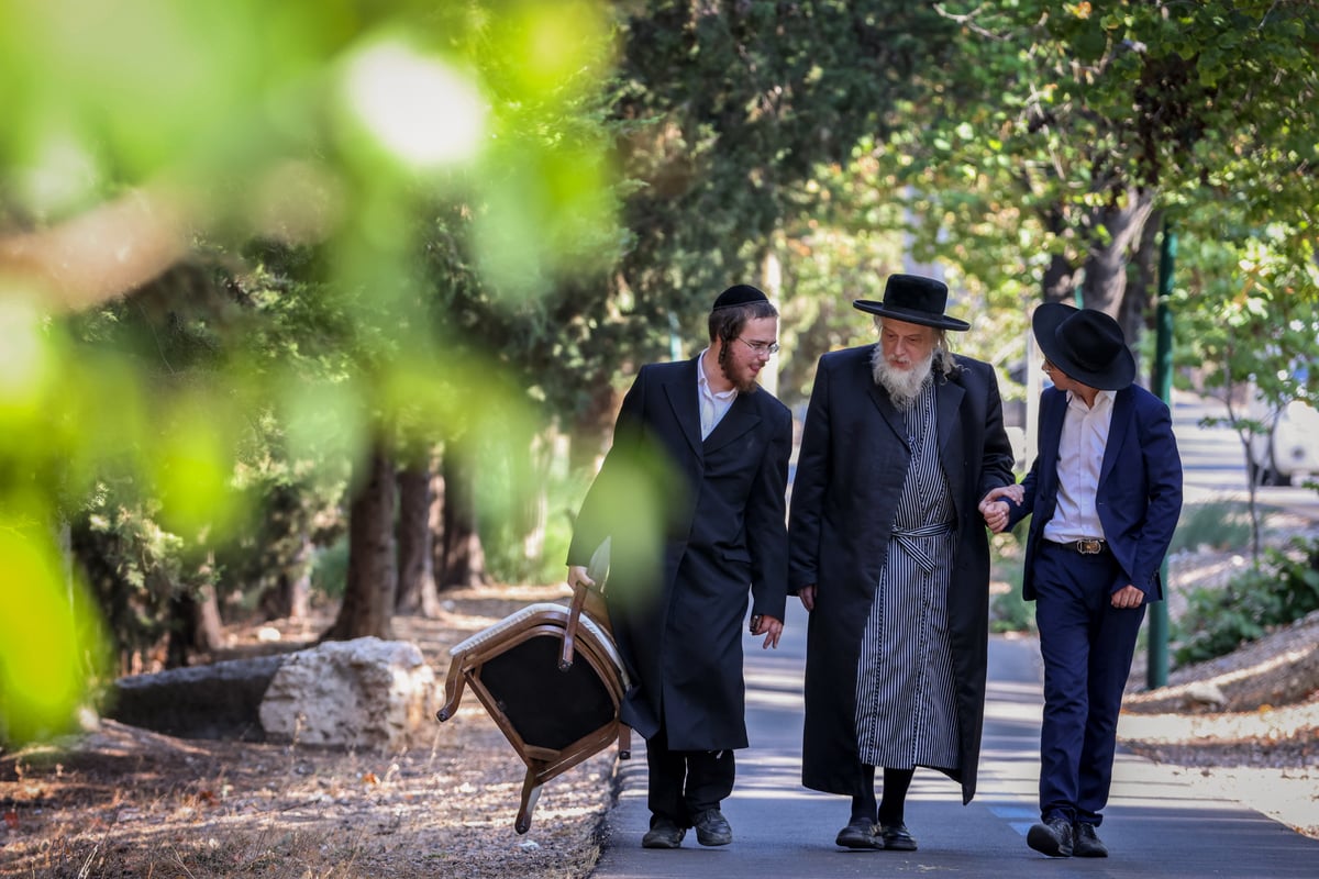 צפת: האדמו"ר ממבקשי אמונה בנאות דשא