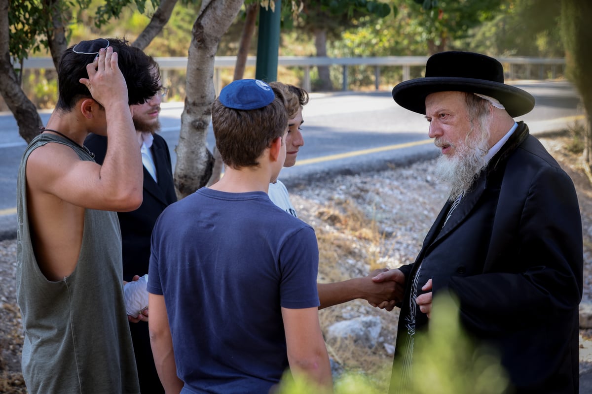 צפת: האדמו"ר ממבקשי אמונה בנאות דשא