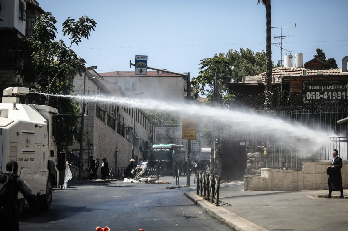 חיים גולדברג מסכם ב-31 תמונות את היממה הסוערת