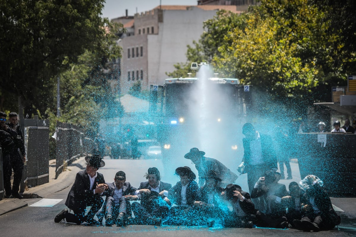 חיים גולדברג מסכם ב-31 תמונות את היממה הסוערת