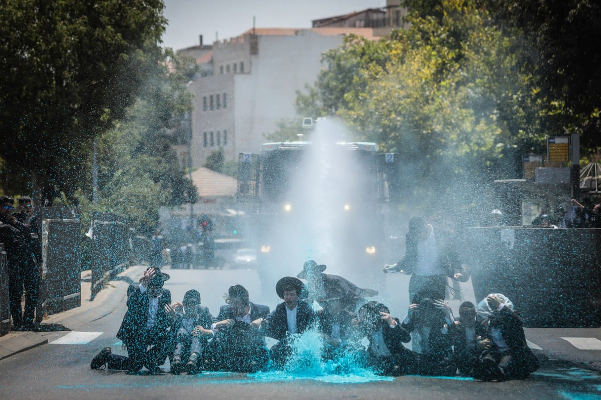 חיים גולדברג מסכם ב-31 תמונות את היממה הסוערת