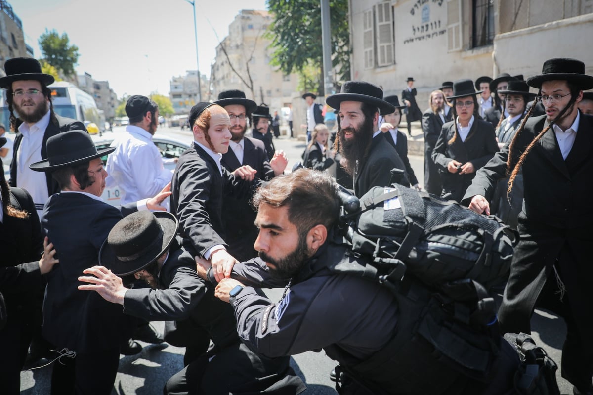 חיים גולדברג מסכם ב-31 תמונות את היממה הסוערת