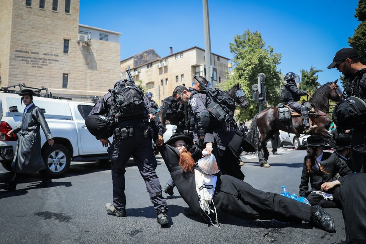 חיים גולדברג מסכם ב-31 תמונות את היממה הסוערת