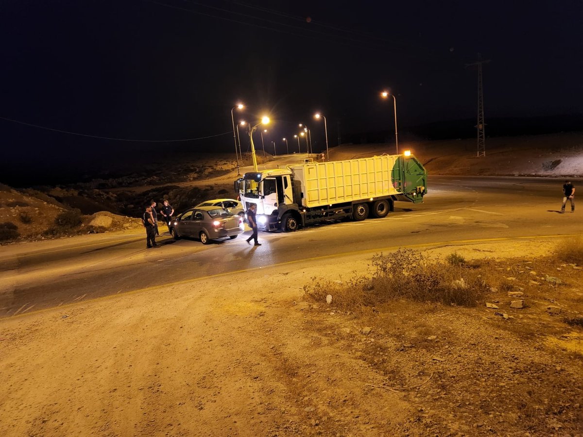 בדואים גנבו משאית אשפה וברחו בנסיעה פרועה