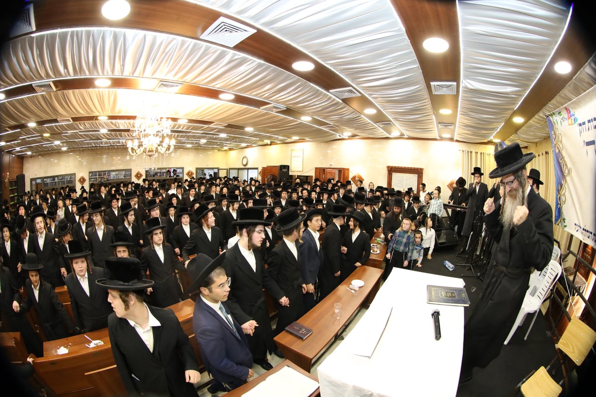 אלעד: הבחורים החסידים התכנסו ל'קומזיץ' מיוחד