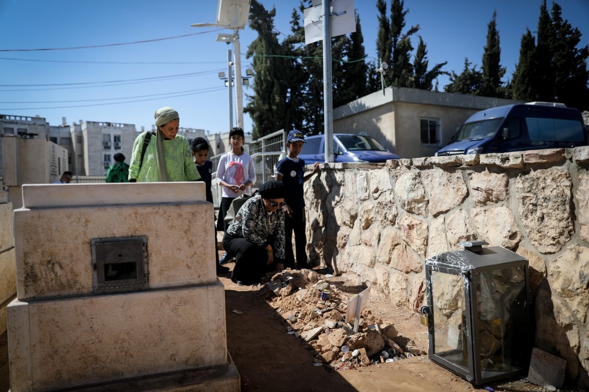 ניחום אבלים בבית חכם שלום, רבים עלו לקבר הטרי • צפו