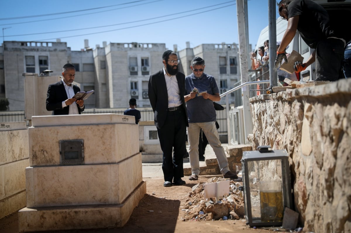 ניחום אבלים בבית חכם שלום, רבים עלו לקבר הטרי • צפו