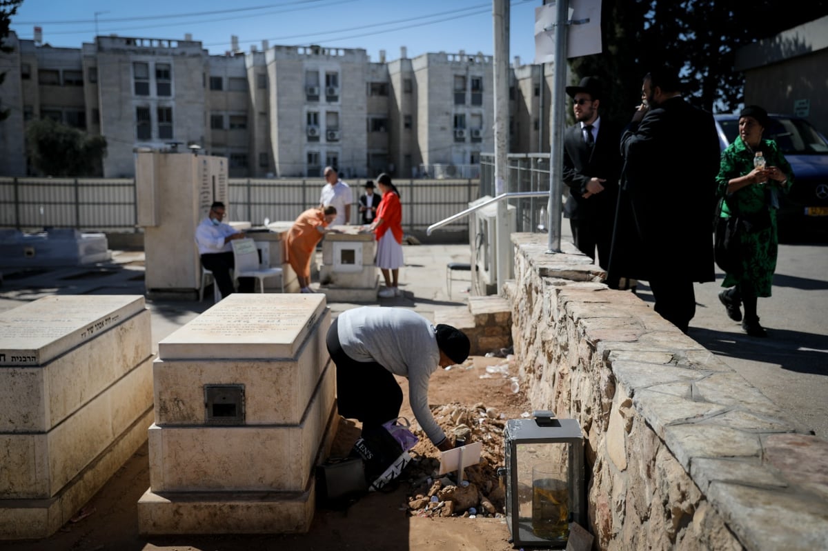 ניחום אבלים בבית חכם שלום, רבים עלו לקבר הטרי • צפו